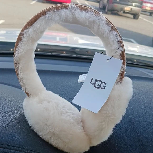 Gorgeous! ⚜️UGG⚜️ Cream and Tan Sheepskin Earmuffs - Picture 4 of 11